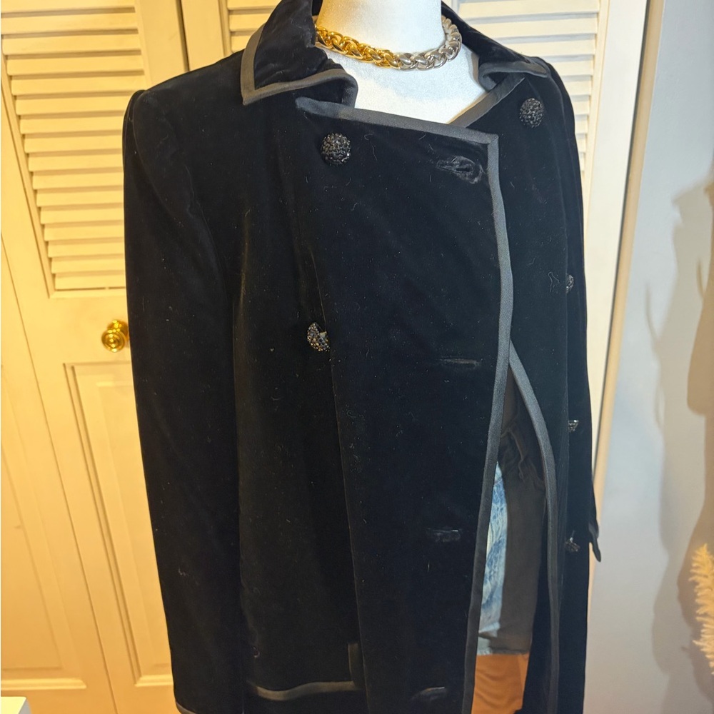 Elegant Black Velvet Women's Coat - Picture 3 of 12